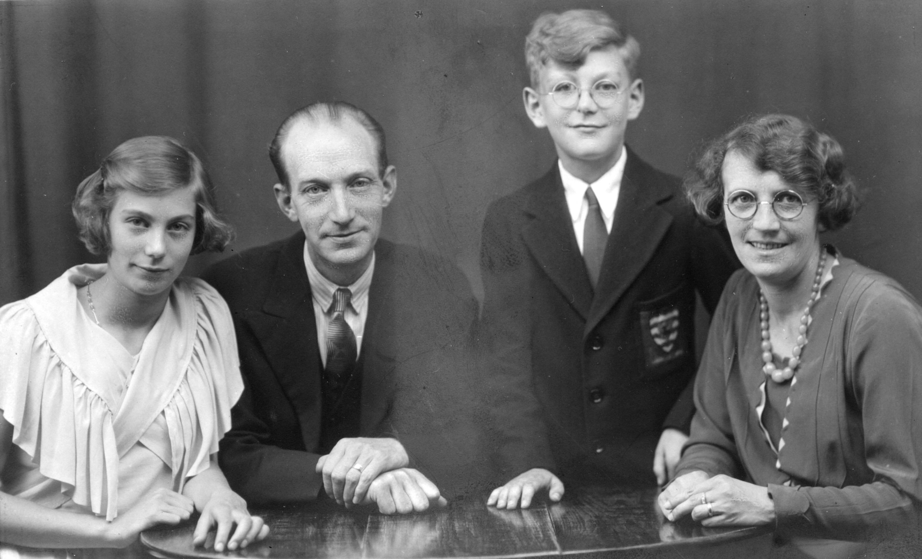 Joan, Jim, Leslie & Maud Lee, 1935