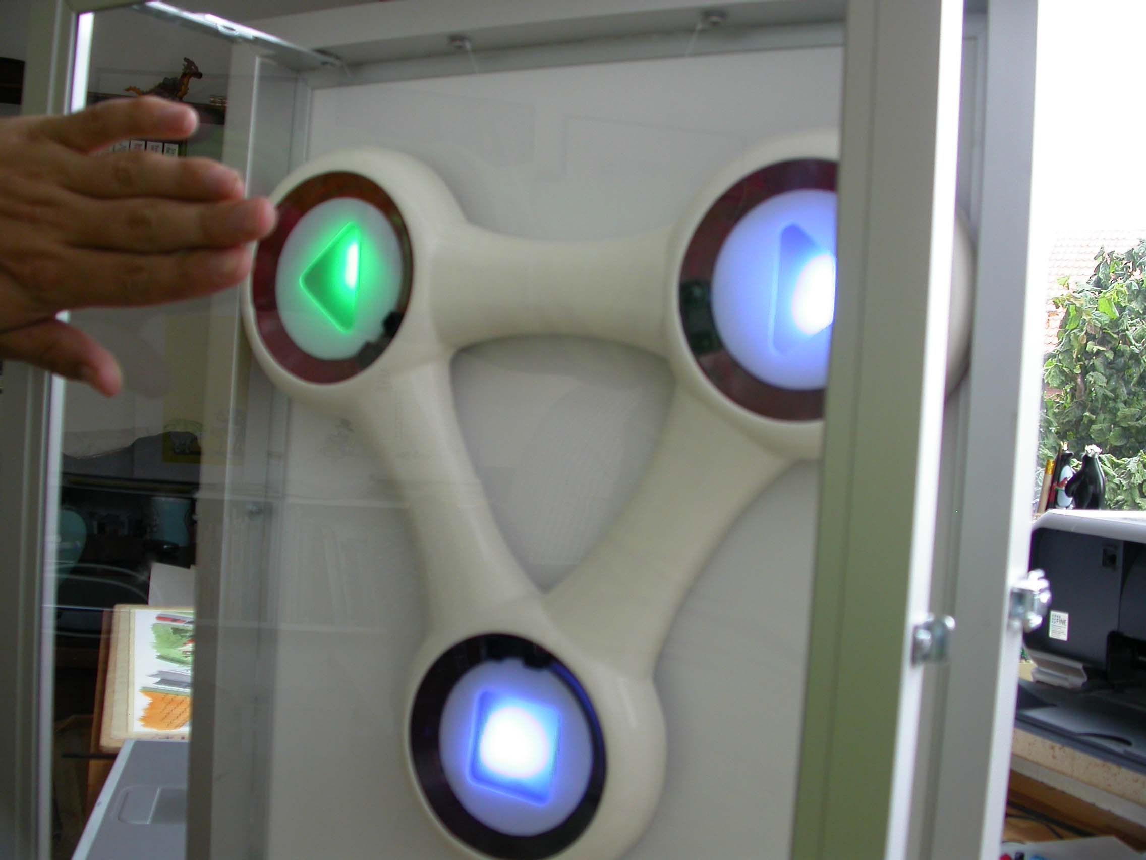 ActiveWindow i-window test with hand over left arrow button